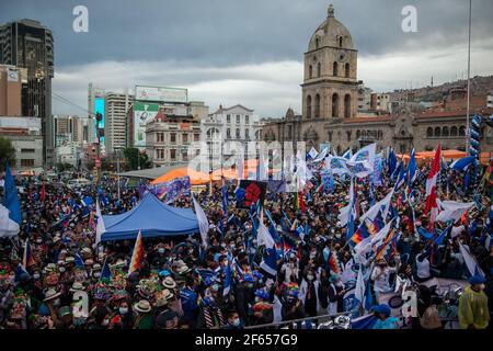 La Paz, Bolivie. 29 mars 2021. Les partisans assistent au 26ème anniversaire de la fondation du parti au pouvoir MAS (Movimiento al Socialismo - mouvement pour le socialisme). Evo Morales du MAS a été forcé de démissionner après que des allégations de fraude contre lui lors des élections d'octobre 2019 ont conduit à une grave crise politique. Luis Arce a remporté les élections suivantes en octobre 2020 avec plus de 55 pour cent des voix. Credit: Radoslaw Czajkowski/dpa/Alay Live News Banque D'Images