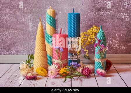 Bougies décoratives en cire d'abeille avec un arôme de miel pour l'intérieur et la tradition. Banque D'Images