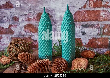 Bougies décoratives en cire d'abeille avec un arôme de miel pour l'intérieur et la tradition. Banque D'Images