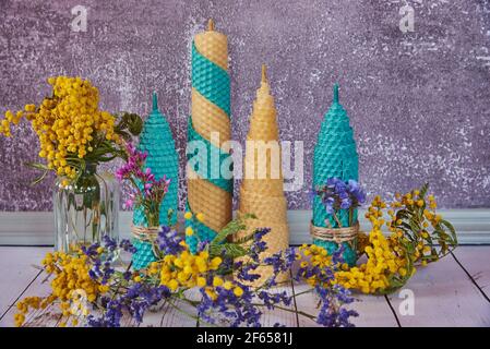 Bougies décoratives en cire d'abeille avec un arôme de miel pour l'intérieur et la tradition. Banque D'Images