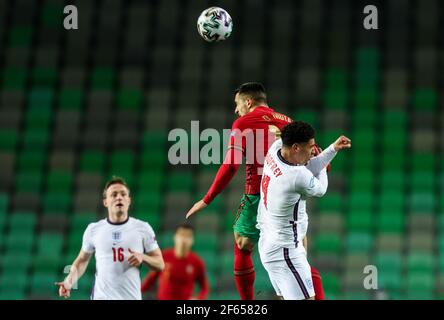 LJUBLJANA, SLOVÉNIE - MARS 28: Dani Carvalho du Portugal contre Ben Godfrey de l'Angleterre lors du Championnat d'Europe des moins de 21 ans de l'UEFA 2021 du Groupe D entre le Portugal et l'Angleterre au Stadion Stozice le 28 mars 2021 à Ljubljana, Slovénie. Mo de média Banque D'Images