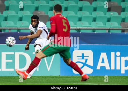 LJUBLJANA, SLOVÉNIE - MARS 28: Japhet Tanganga d'Angleterre contre Marc Guehi d'Angleterre lors du Championnat d'Europe des moins de 21 ans de l'UEFA 2021 du Groupe D entre le Portugal et l'Angleterre au Stadion Stozice le 28 mars 2021 à Ljubljana, Slovénie. Mo de média Banque D'Images