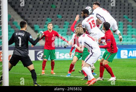 LJUBLJANA, SLOVÉNIE - MARS 28: Japhet Tanganga d'Angleterre et Ben Godfrey d'Angleterre (R) contre Diogo Costa du Portugal lors du Championnat d'Europe des moins de 21 ans de l'UEFA de 2021 du Groupe D entre le Portugal et l'Angleterre au Stadion Stozice le 28 mars 2021 à Ljubljana, Slovénie. Mo de média Banque D'Images