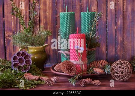 Bougies décoratives en cire d'abeille avec un arôme de miel pour l'intérieur et la tradition. Banque D'Images