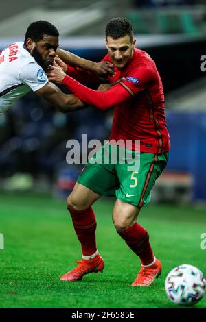 LJUBLJANA, SLOVÉNIE - MARS 28: Japhet Tanganga d'Angleterre contre Diogo Dalot du Portugal lors du Championnat d'Europe des moins de 21 ans de l'UEFA 2021 du Groupe D entre le Portugal et l'Angleterre au Stadion Stozice le 28 mars 2021 à Ljubljana, Slovénie. Mo de média Banque D'Images