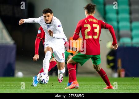 LJUBLJANA, SLOVÉNIE - MARS 28: Ben Godfrey d'Angleterre et Fabio Vieira du Portugal lors du Championnat d'Europe des moins de 21 ans de l'UEFA 2021 du Groupe D entre le Portugal et l'Angleterre au Stadion Stozice le 28 mars 2021 à Ljubljana, Slovénie. Mo de média Banque D'Images