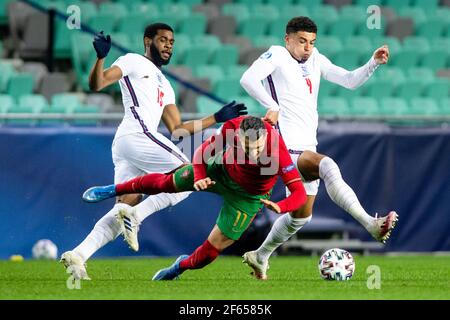 LJUBLJANA, SLOVÉNIE - MARS 28: Japhet Tanganga d'Angleterre, Dani Carvalho du Portugal et Ben Godfrey d'Angleterre lors du Championnat européen des moins de 21 ans de l'UEFA 2021 du Groupe D entre le Portugal et l'Angleterre au Stadion Stozice le 28 mars 2021 à Ljubljana, Slovénie. Mo de média Banque D'Images