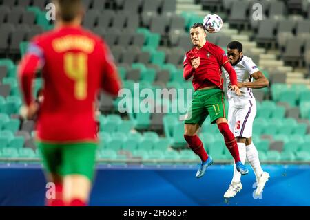 LJUBLJANA, SLOVÉNIE - MARS 28: Dani Carvalho du Portugal et Japhet Tanganga de l'Angleterre lors du Championnat d'Europe des moins de 21 ans de l'UEFA 2021 du Groupe D entre le Portugal et l'Angleterre au Stadion Stozice le 28 mars 2021 à Ljubljana, Slovénie. Mo de média Banque D'Images