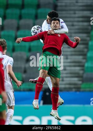 LJUBLJANA, SLOVÉNIE - MARS 28: Ben Godfrey d'Angleterre contre Rafael Leao du Portugal lors du match de l'UEFA European Under-21 Championship Group D 2021 entre le Portugal et l'Angleterre au Stadion Stozice le 28 mars 2021 à Ljubljana, Slovénie. Mo de média Banque D'Images