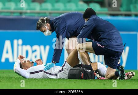 LJUBLJANA, SLOVÉNIE - MARS 28: Des physiothérapeutes aident Ben Godfrey d'Angleterre lors du match de l'UEFA European Under-21 Championship Group D 2021 entre le Portugal et l'Angleterre au Stadion Stozice le 28 mars 2021 à Ljubljana, Slovénie. Mo de média Banque D'Images