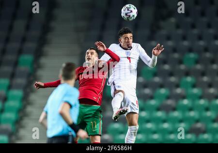 LJUBLJANA, SLOVÉNIE - MARS 28: Dani Carvalho du Portugal contre Ben Godfrey de l'Angleterre lors du Championnat d'Europe des moins de 21 ans de l'UEFA 2021 du Groupe D entre le Portugal et l'Angleterre au Stadion Stozice le 28 mars 2021 à Ljubljana, Slovénie. Mo de média Banque D'Images