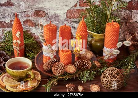Bougies décoratives en cire d'abeille avec un arôme de miel pour l'intérieur et la tradition. Banque D'Images