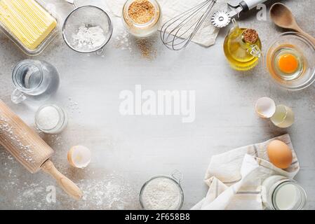 Cuisson et cuisson Ingrédients farine oeufs rouleur beurre et recette blanche fond gris. Espace de copie de la vue de dessus Banque D'Images