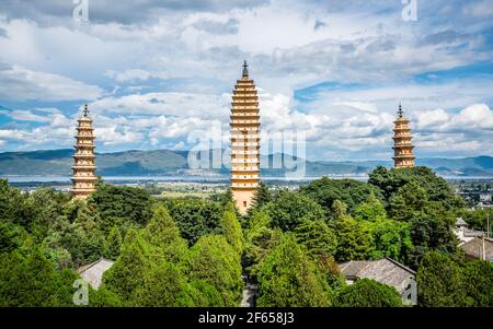 Trois pagodes du temple de Chongqing lac Erhai au loin Dans Dali Yunnan Chine Banque D'Images