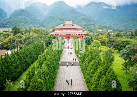 Dali Chine , 5 octobre 2020 : immeuble du temple de Cha-Sheng vue panoramique sur la montagne Cangshan en arrière-plan dans la Chine Dali Yunnan Banque D'Images