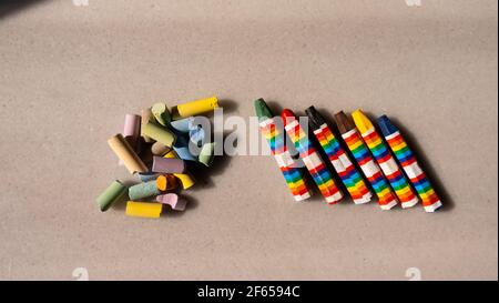 Craies et crayons colorés sur comptoir en marbre, concept de puérile Banque D'Images