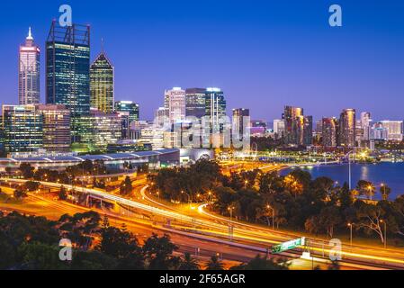 scène nocturne de perth skyline, capitale de l'australie occidentale en australie Banque D'Images