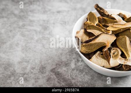 Une assiette de champignons porcini séchés. Copier l'espace. Banque D'Images