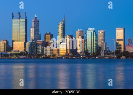 horizon de perth la nuit par le fleuve de cygne dans l'ouest australie Banque D'Images