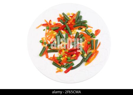 Mélange végétal de haricots verts, de maïs, de poivrons et de carottes sur fond blanc Banque D'Images