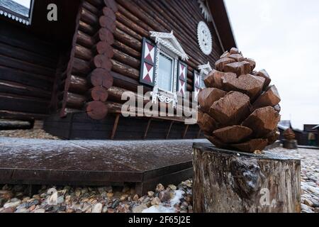 panneaux sculptés sur les fenêtres. décoration décorative avec ornements en bois de volets de fenêtre. maison de campagne dans un style traditionnel Banque D'Images