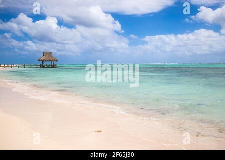 République dominicaine, Punta Cana, Playa Blanca, jetée en bois avec cabane de chaume Banque D'Images