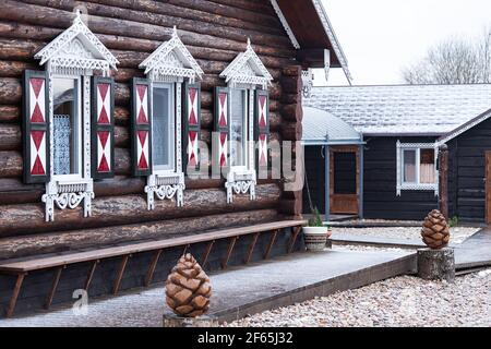 panneaux sculptés sur les fenêtres. décoration décorative avec ornements en bois de volets de fenêtre. maison de campagne dans un style traditionnel Banque D'Images