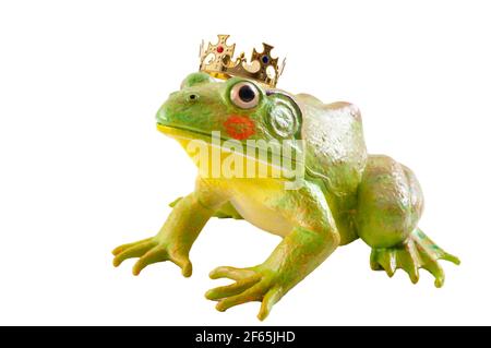 Le conte du prince grenouille et le vieux concept de conte de fées avec un crapaud portant une couronne dorée de roi et rouge à lèvres des marques d'un baiser isolé sur b blanc Banque D'Images