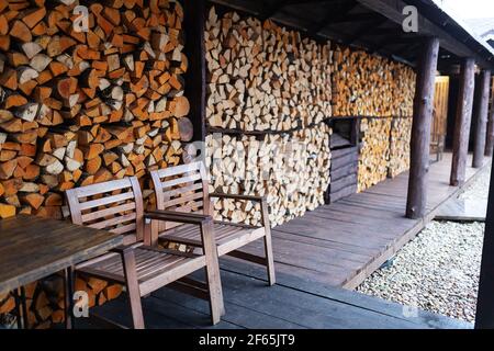 bois de chauffage dans la pile de bois. combustible préparé pour allumer le poêle dans une maison de campagne. texture de fond des arbres abattus Banque D'Images