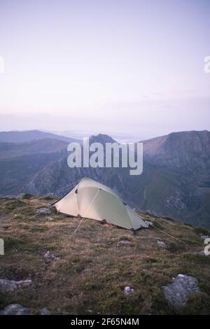 Tente à flanc de montagne au-dessus de la vallée d'Ogwen, au nord du pays de Galles. Banque D'Images