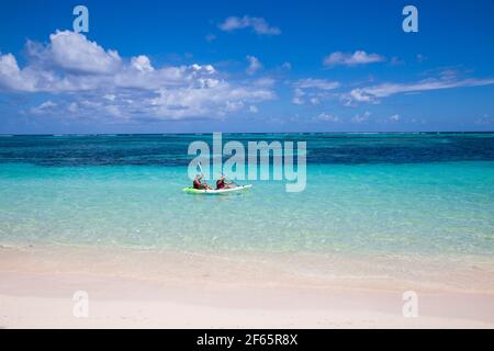 République Dominicaine, Punta Cana, Playa Cabeza de Toro, hommes en kayak Banque D'Images