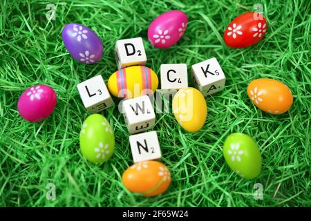 Cubes De Lettre Et Oeuf De Paques Formant Le Mot Lockdown Photo Stock Alamy