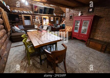 intérieur confortable d'une maison de campagne dans un style classique. mobilier ancien aux couleurs sombres et éclairage tamisé. cadre romantique d'une villa privée Banque D'Images