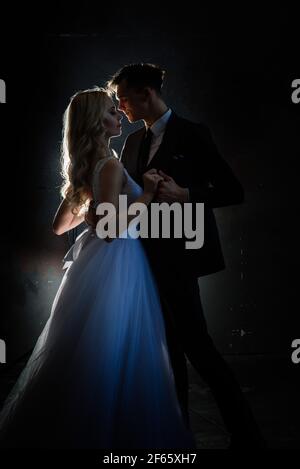 Art mode studio photo de mariage couple silhouette marié et mariée sur fond de couleurs. Banque D'Images