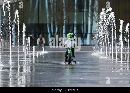 Birmingham, Royaume-Uni. 30 mars 2021. McKay, 4 ans, joue dans les fontaines de la place du Centenaire dans le centre-ville de Birmingham. Crédit : Peter Lophan/Alay Live News Banque D'Images