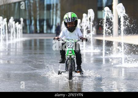 Birmingham, Royaume-Uni. 30 mars 2021. McKay, 4 ans, joue dans les fontaines de la place du Centenaire dans le centre-ville de Birmingham. Crédit : Peter Lophan/Alay Live News Banque D'Images