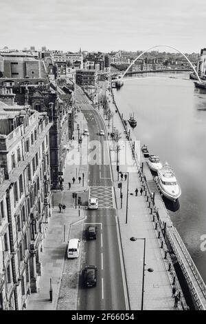 Newcastle upon Tyne UK 21 mars 2021: Vue de Newcastle Quayside avec bateaux, Sage et Millennium Bridge en monochrome Banque D'Images