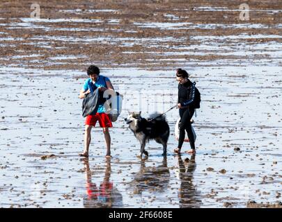 Southend on Sea Essex 30 mars 2021 Royaume-Uni Météo, activités de plage à Southend on Sea On a Spring Morning Credit: Ian Davidson/Alay Live News Banque D'Images