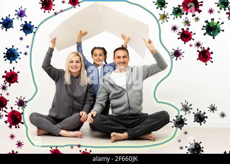 Famille pendant l'éclosion du coronavirus et de la grippe. Protection contre les virus et les maladies, quarantaine. COVID-2019. Personnes sur fond de mur blanc Banque D'Images