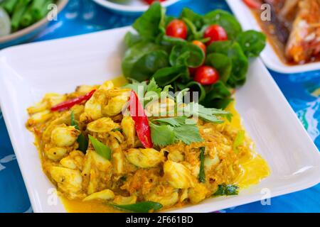 Cari au lait de coco avec crabe et crabe frit au curry jaune. Légume. Banque D'Images