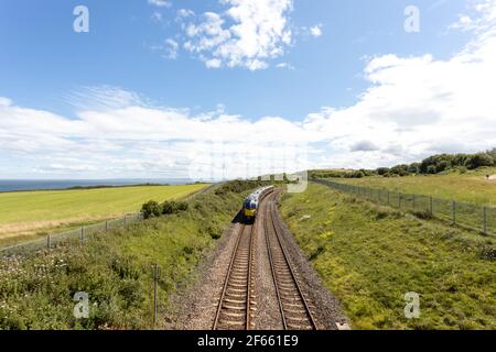 Comté de Durham Royaume-Uni: 26 juillet 2020: Durham Heritage Coast East Coast train de ligne principale passant par la mer le jour d'été Banque D'Images