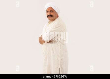 PORTRAIT D'UN AGRICULTEUR ADULTE POSANT DEVANT L'APPAREIL PHOTO Banque D'Images