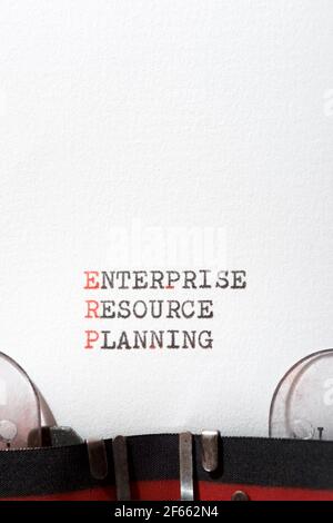 Phrase de planification des ressources d'entreprise écrite avec une machine à écrire. Banque D'Images
