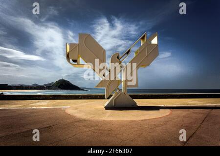 Paloma de la Paz. Colombe de la paix. Sculpture sur le bord de mer par le sculpteur basque Nestor Basterretxea. Saint-Sébastien, Donostia. Pays Basque. Espagne Banque D'Images