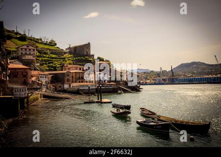 Le village de Pasajes de San Juan est situé sur une baie vallonnée au bord de la mer Cantabrique. San Sebastian, Donosty. Pays Basque. Espagne Banque D'Images