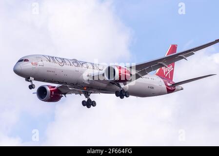 Le Boeing 787 Dreamliner Jet Airliner G-VCRU de Virgin Atlantic débarque en finale à l'aéroport de Londres Heathrow, au Royaume-Uni. Nommé Olivia Rae. Couvert Banque D'Images