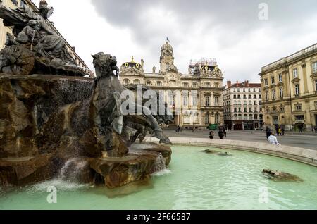 La Fontaine Bartholdi sur la place des Terreaux, avec l'Hôtel de ville derrière - Lyon, France Banque D'Images