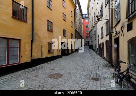 Une petite rue pavée étroite à Gamla Stan, la vieille ville de Stockholm, en Suède. Banque D'Images