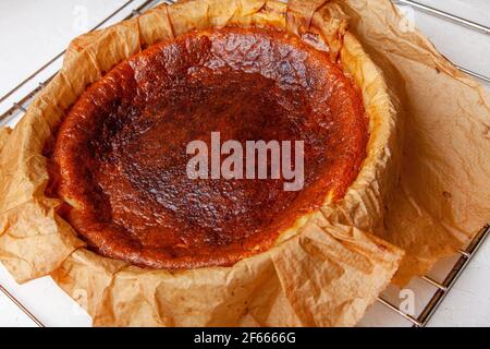 Le gâteau au fromage basque maison a brûlé immédiatement après la cuisson sur une grille. Banque D'Images