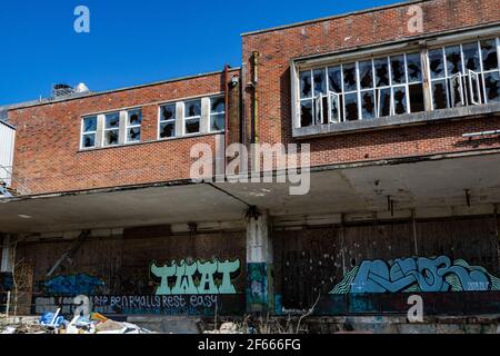 Détails extérieurs des fenêtres écrasées et arraisonnées à la dangereuse usine de lait torridge Vale avec Graffiti, Great Torrington, Devon, Englan Banque D'Images